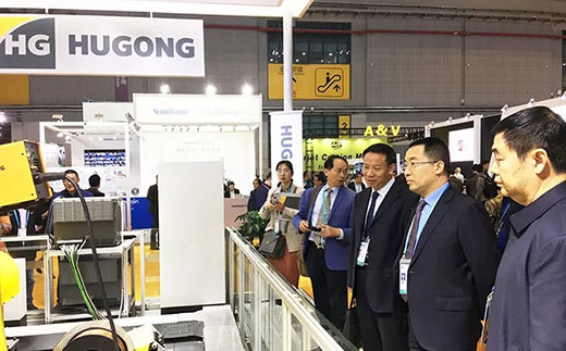河南省鹤壁市市长莅临东升国际PG官网意大利CEA展位 河南省鹤壁市市长莅临东升国际PG官网意大利CEA展位